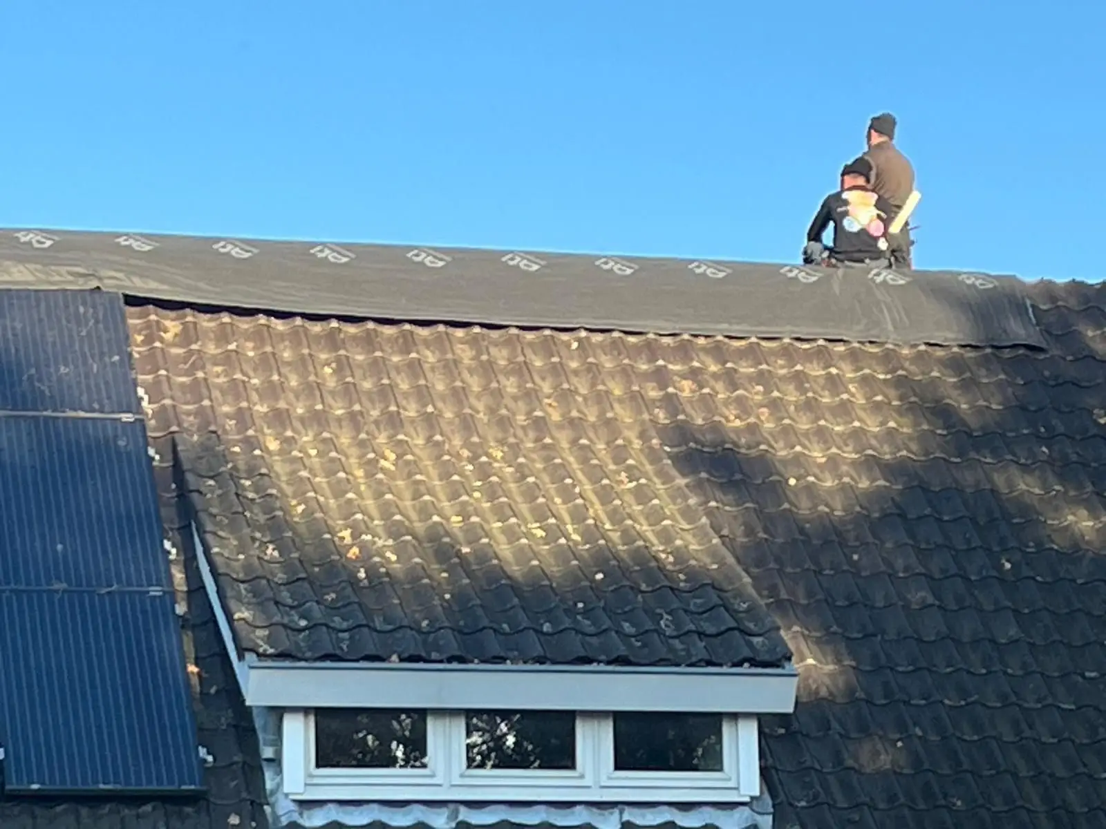 Renovatie van een pannendak met nieuwe dakpannen